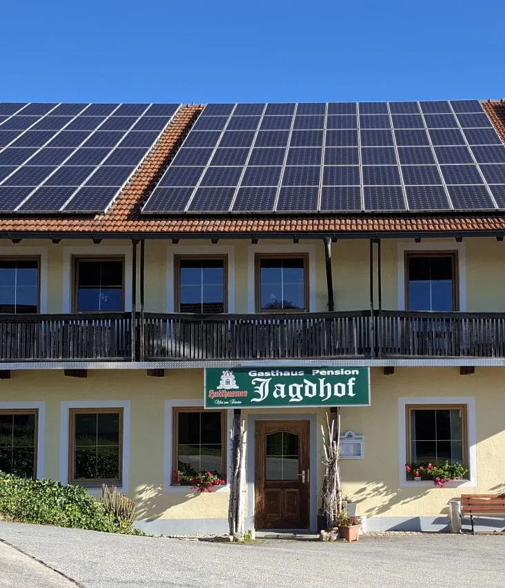 Der Jagdhof von außen mit dem Schild über dem Eingang